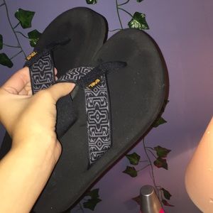 Comfy teva flip flops 🪴